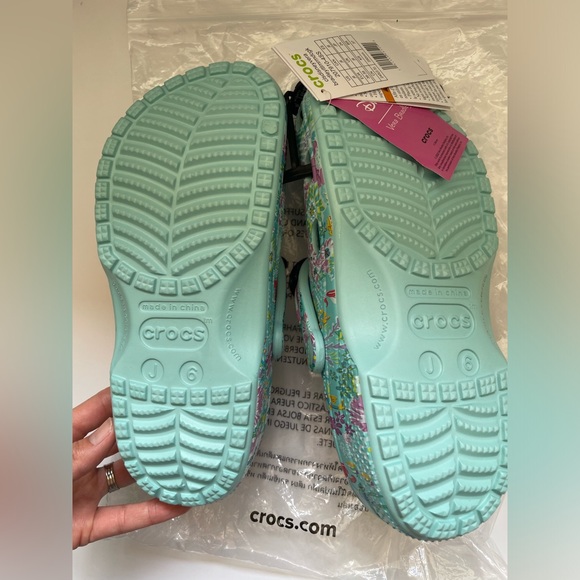 Vera Bradley & Crocs in The little Mermaid Print NWT size J6 - Picture 4 of 4